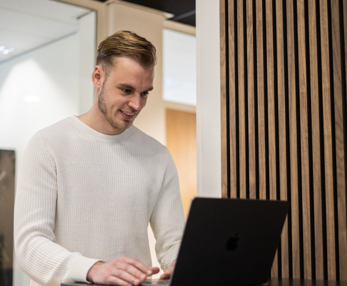 Jeroen lacht naar laptop