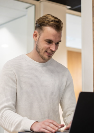Jeroen lacht naar laptop
