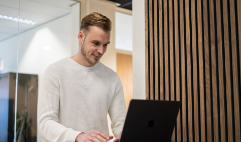 Jeroen lacht naar laptop