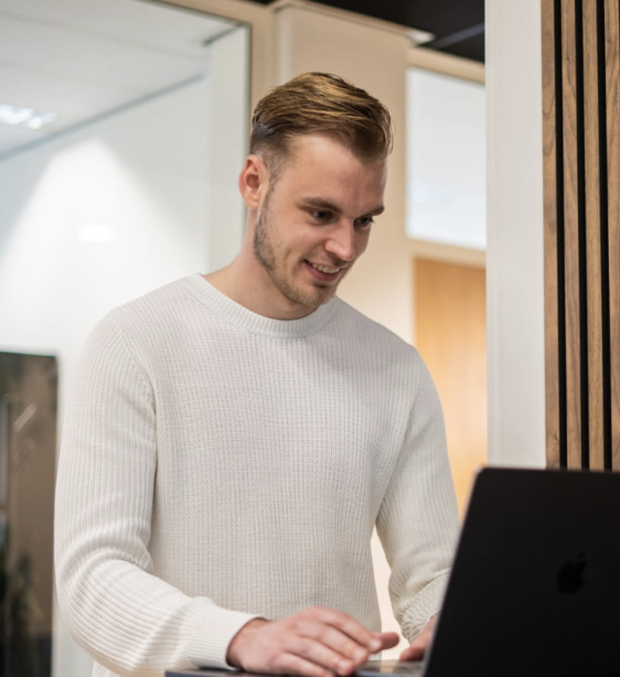 Jeroen lacht naar laptop