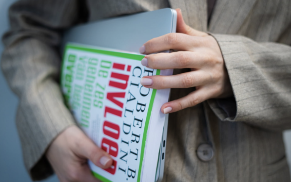 Detail laptop en boek