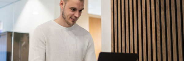 Jeroen lacht naar laptop